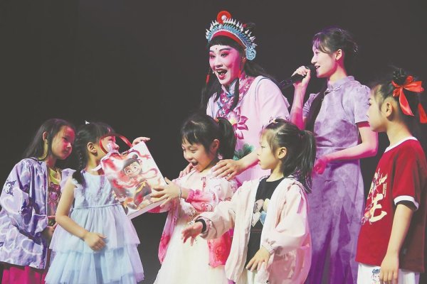蓝乔配资 泉州新编高甲戏《哪吒·灵珠出世》首演&#32;与“哪吒”一起过“六一”