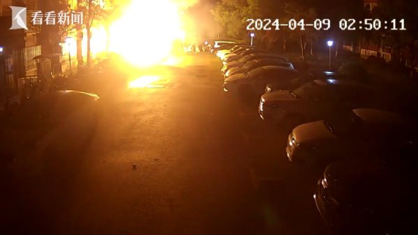股王配资 上海一电瓶车爆燃起火 11辆车被烧毁